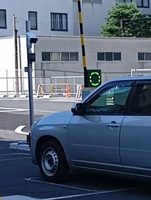 車両検知器とゲートを通過する車両