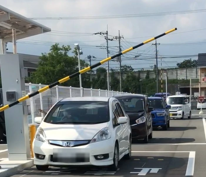 車両用セキュリティゲートを通過する車両